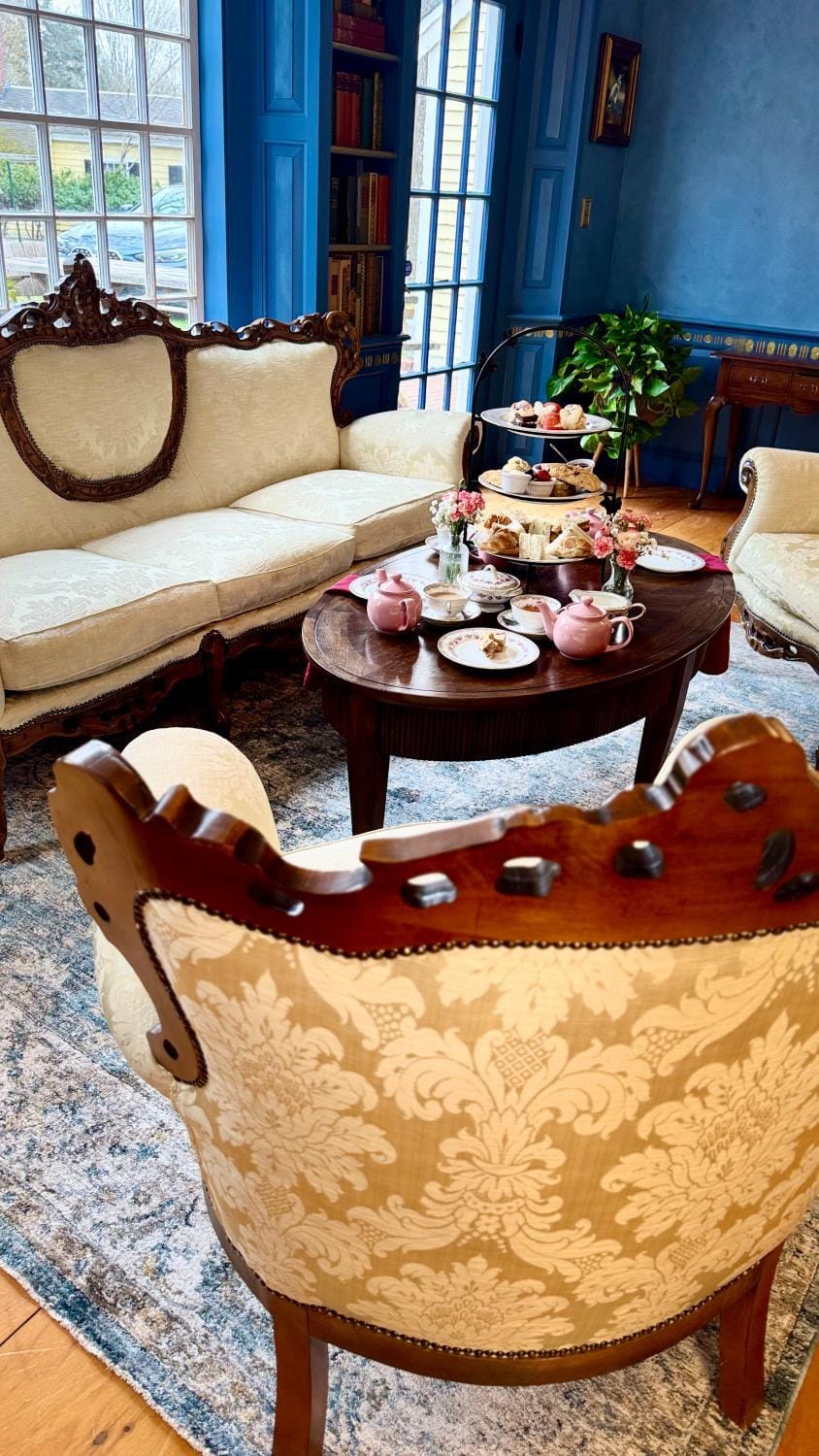 Living room, Food and drinks, Seating area, Food