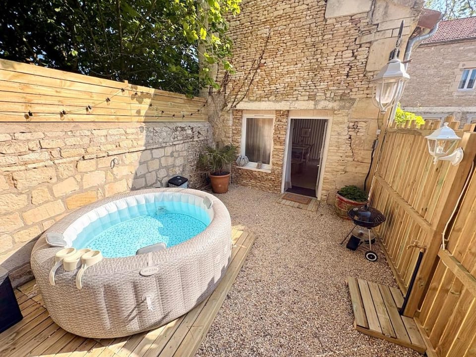 Garden, Hot Tub