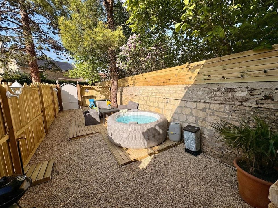 Garden, Hot Tub, Pool view