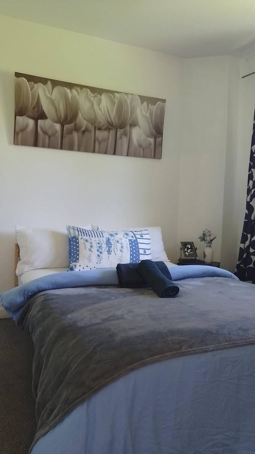 Bed, Decorative detail, Bedroom