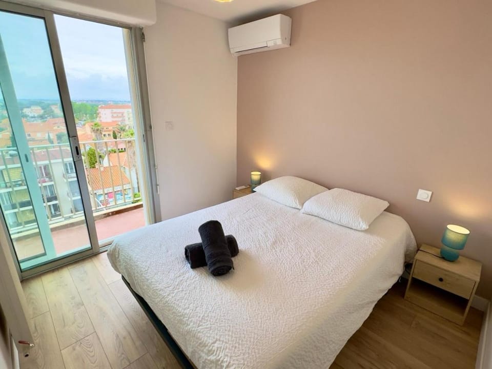 Bedroom, City view, Mountain view, heating, storage, towels, air conditioner