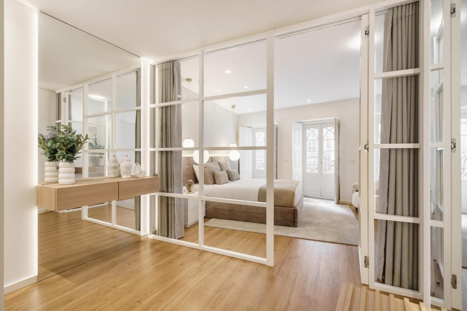 Bed, Seating area, Bedroom