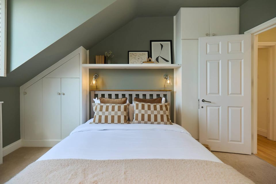The Eaves on Santos Road Apartment in London