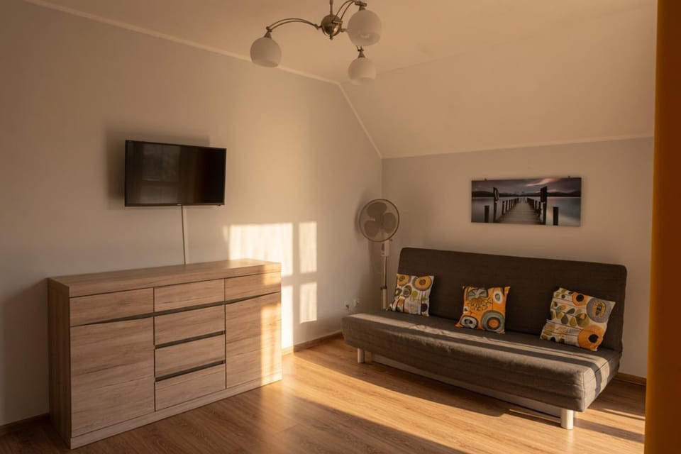 Bed, TV and multimedia, Living room, Photo of the whole room, Seating area