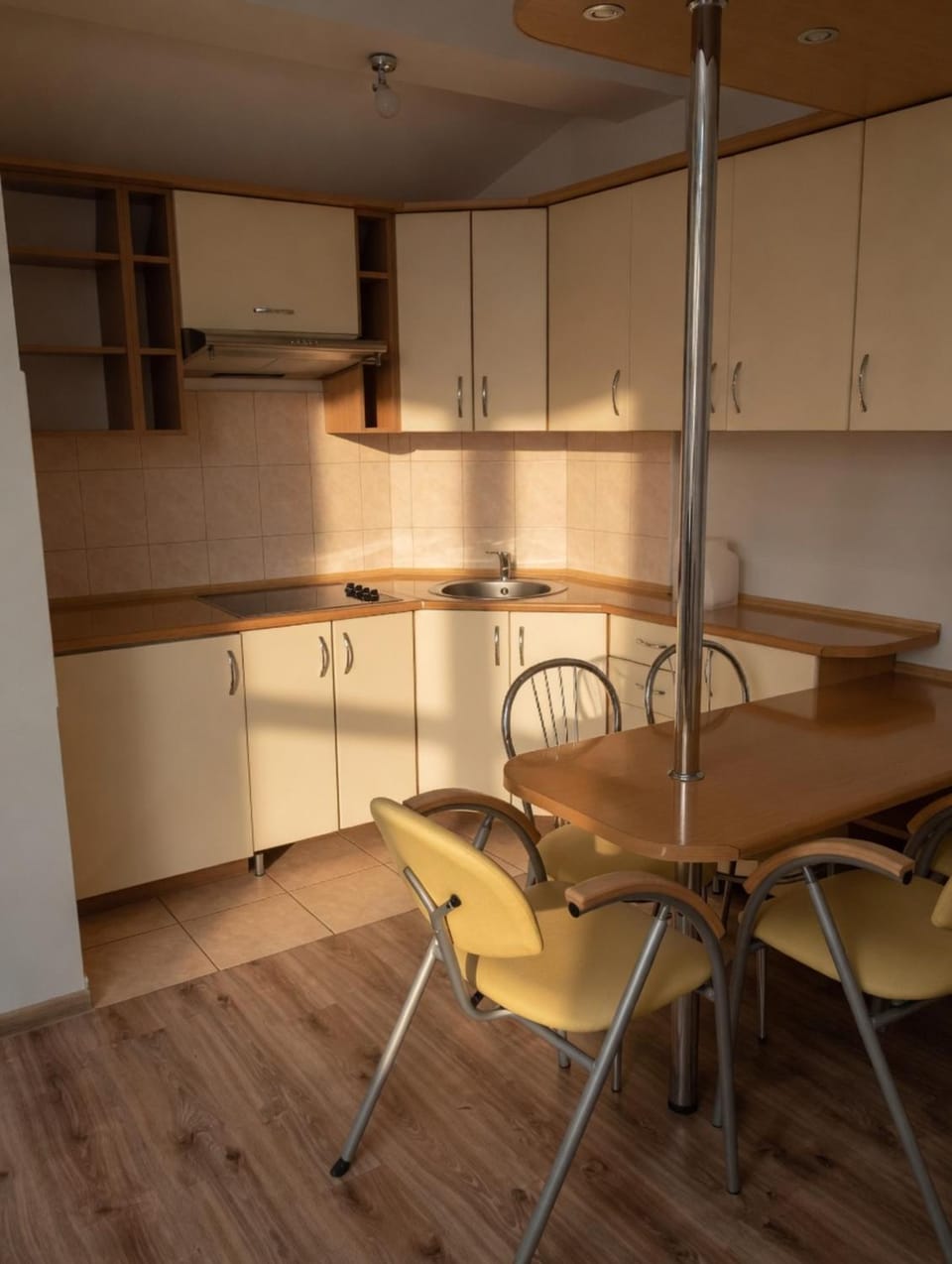 Kitchen or kitchenette, Dining area, stove
