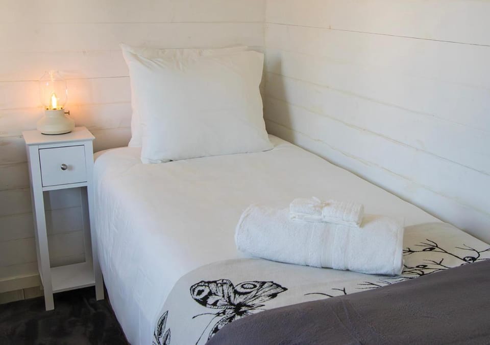 Bed, towels