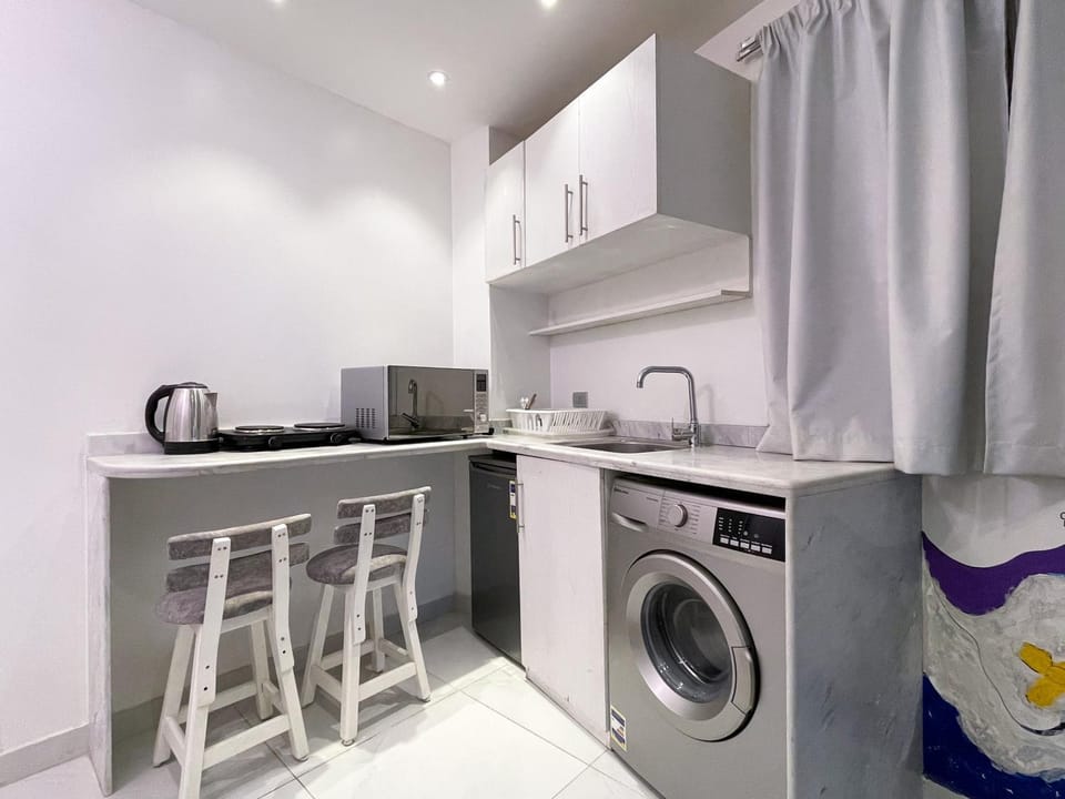 Kitchen or kitchenette, Dining area, washing machine