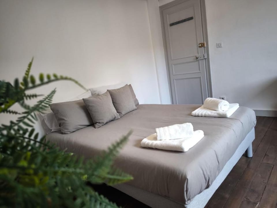Bed, Photo of the whole room, Bedroom, towels