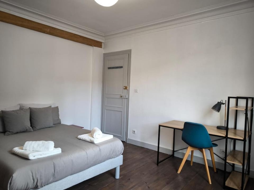 Bed, Photo of the whole room, Seating area, Bedroom, towels