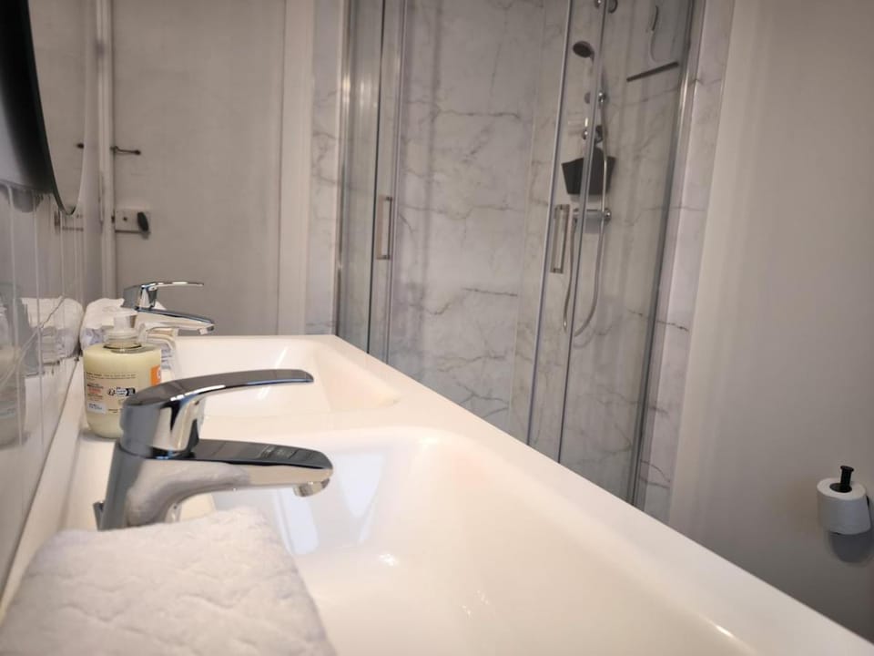 Shower, Bathroom, towels