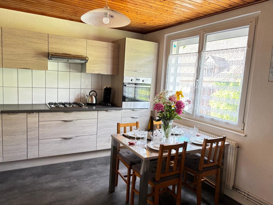 Coffee/tea facilities, Kitchen or kitchenette, Dining area, pet friendly, stove