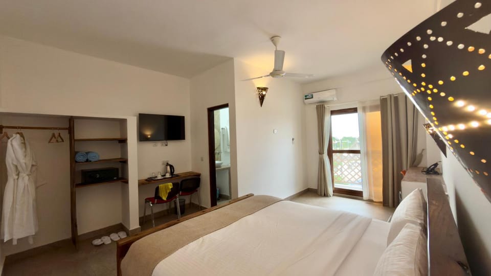 TV and multimedia, Photo of the whole room, Bedroom, wardrobe, air conditioner