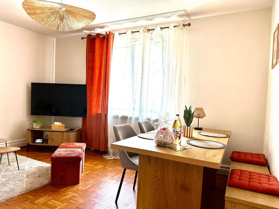 TV and multimedia, Living room, Seating area, Dining area