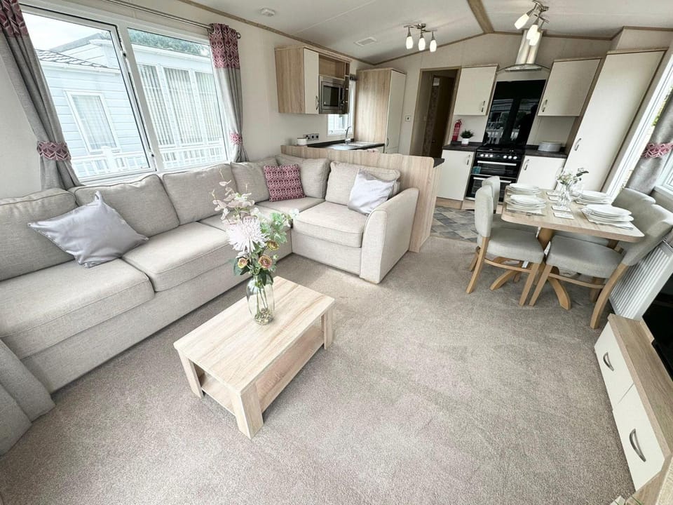 Lovely Caravan With Decking At Solent Breeze In Hampshire Ref 38051A House in Fareham District