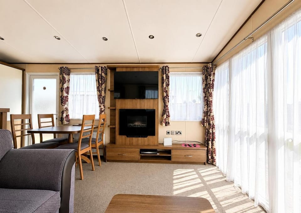 Modern Caravan At Felixstowe Beach Holiday Park In Suffolk Ref 55037Rc House in Felixstowe