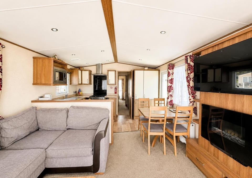 Modern Caravan At Felixstowe Beach Holiday Park In Suffolk Ref 55037Rc House in Felixstowe