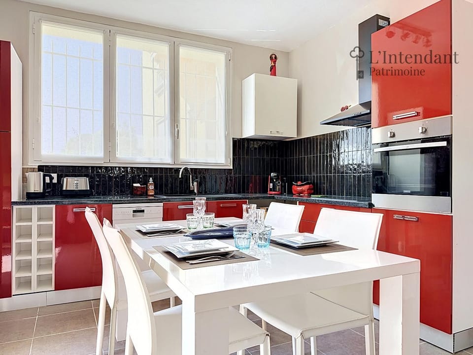 Coffee/tea facilities, Dining area, dishwasher, microwave, oven, stove, toaster, kitchen
