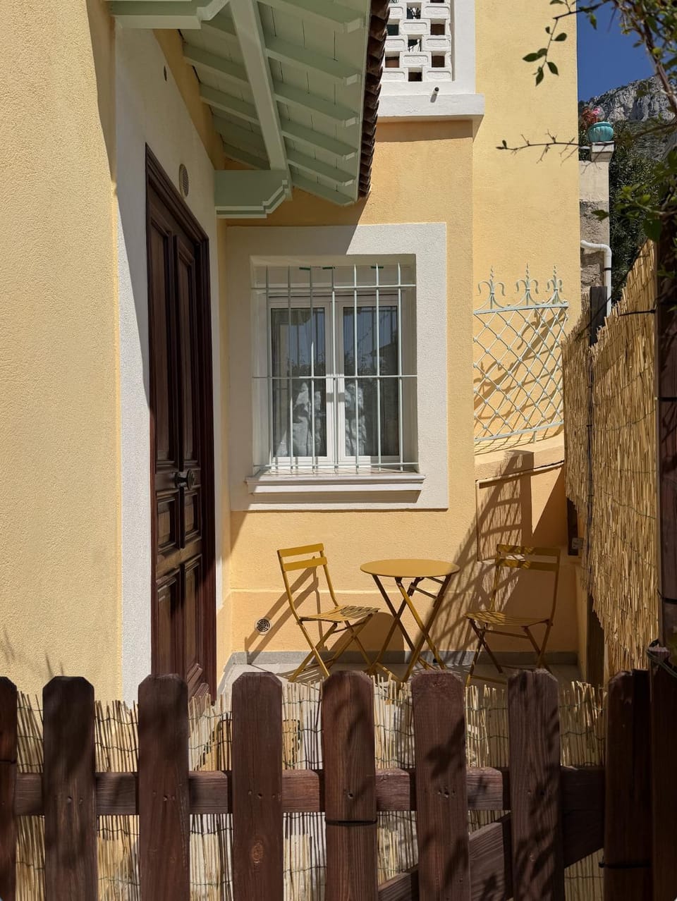 Property building, Patio, Balcony/Terrace