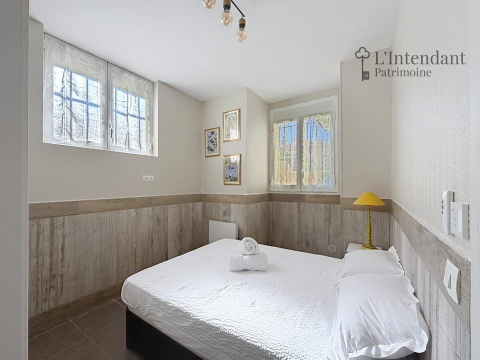 Photo of the whole room, Bedroom, heating, towels