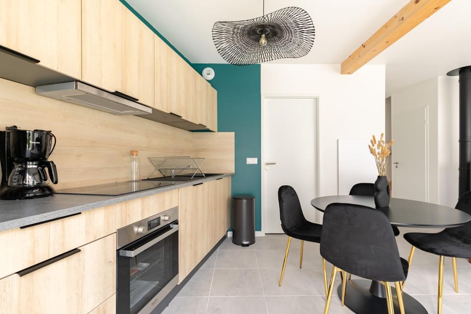 Coffee/tea facilities, dishwasher, oven, stove, washing machine, kitchen