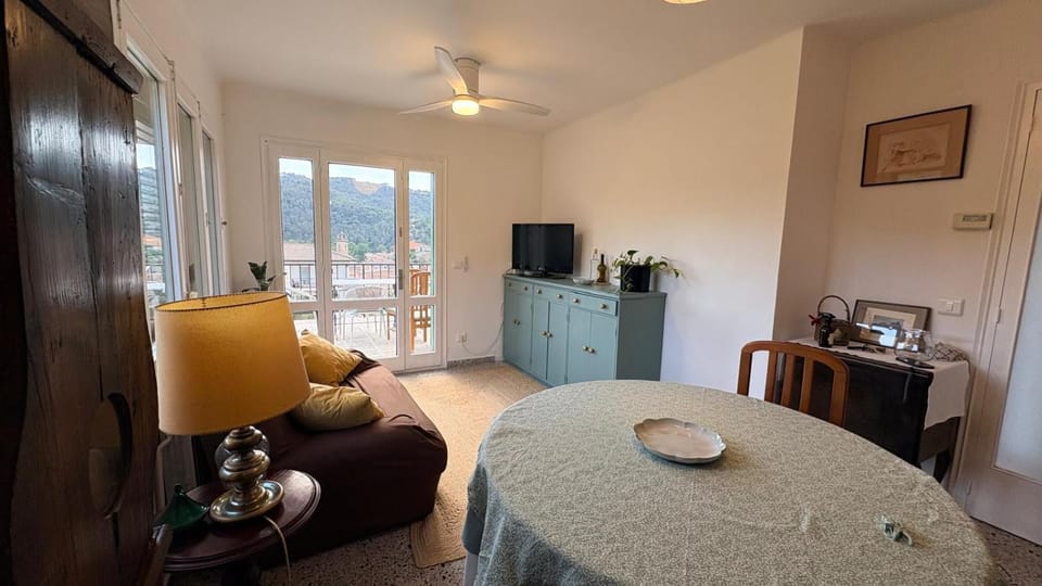 TV and multimedia, Seating area, Dining area