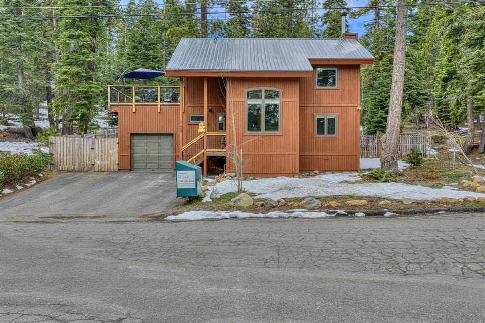 Tahoe City Escape- Beach Access Large Deck House in Tahoe City