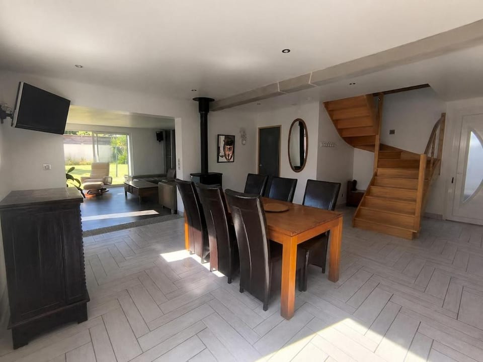 Communal lounge/ TV room, TV and multimedia, Kitchen or kitchenette, Living room, Seating area, Dining area