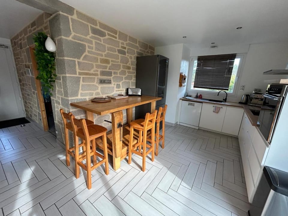 Kitchen or kitchenette, Dining area, dishwasher, oven, stove