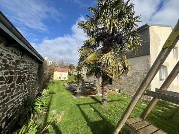 Property building, Spring, Day, Garden, Garden view