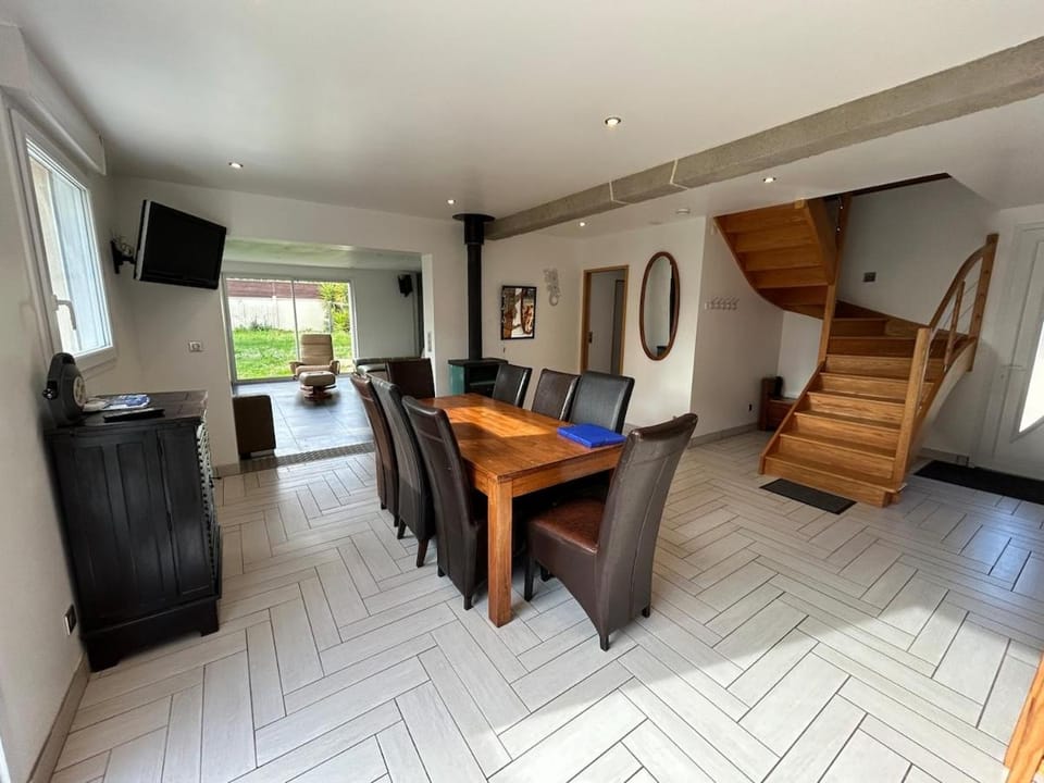 Kitchen or kitchenette, Living room, Seating area, Dining area