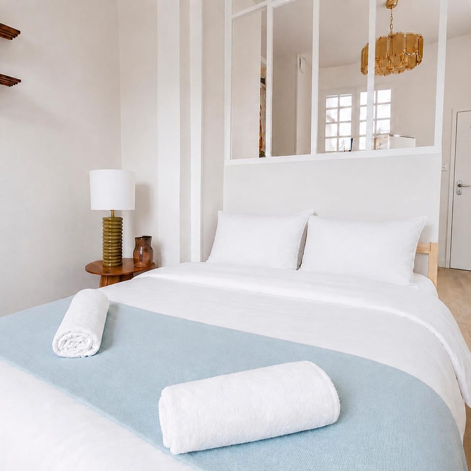 Bed, Photo of the whole room, Bedroom, towels