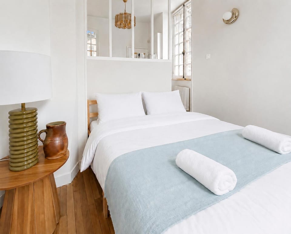 Bed, Photo of the whole room, Bedroom, towels