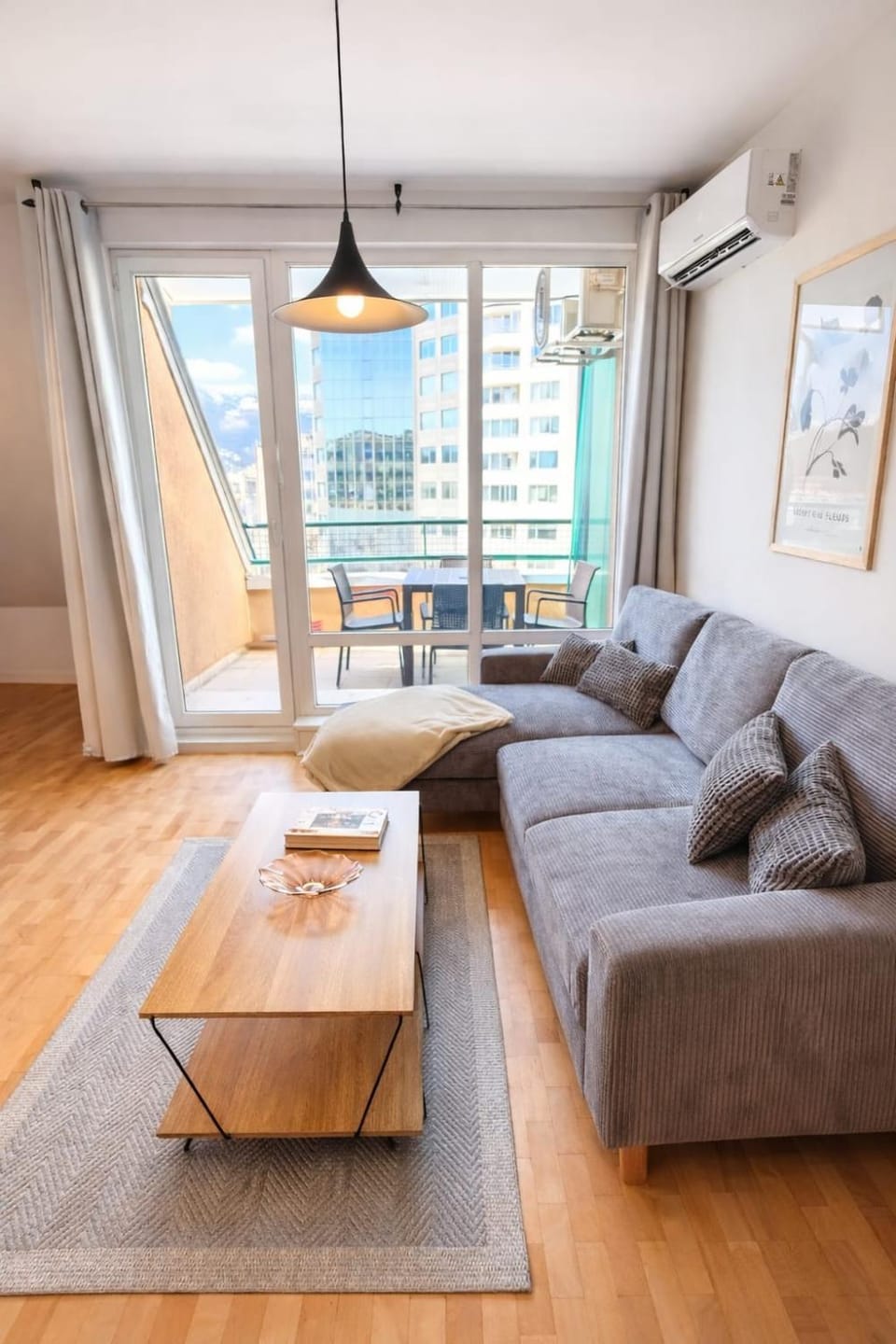 Living room, Seating area, air conditioner