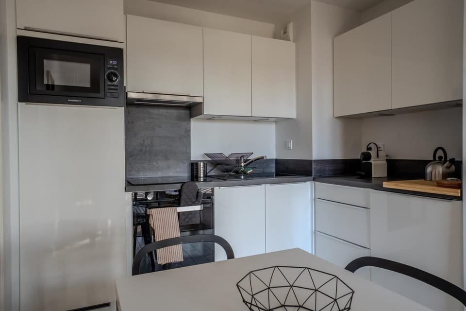 Coffee/tea facilities, Dining area, dishwasher, oven, stove