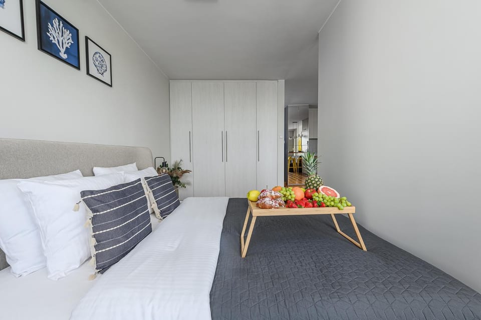 Bed, Photo of the whole room, Bedroom, Drinks