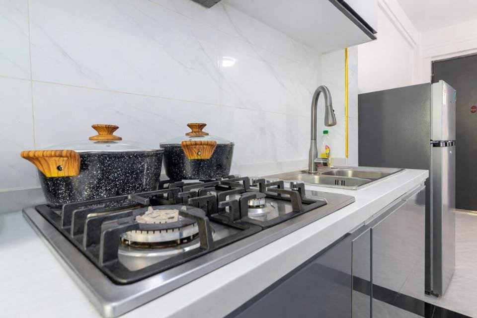 Elegant 2BR with Balcony, Gym, Goldpark Kilimani Apartment in Nairobi County