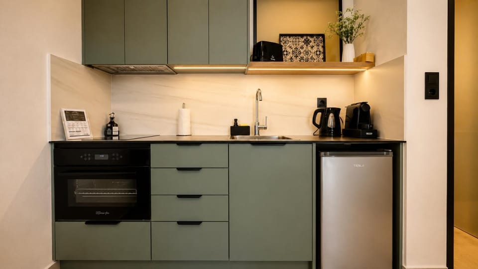Coffee/tea facilities, Kitchen or kitchenette, oven, stove