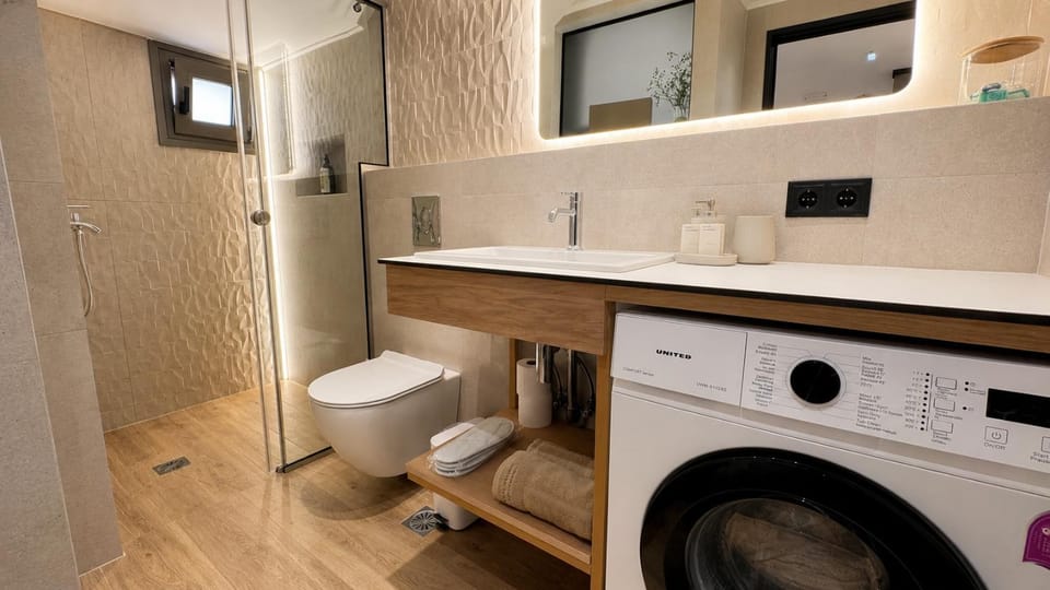 Shower, Toilet, Bathroom, towels, washing machine