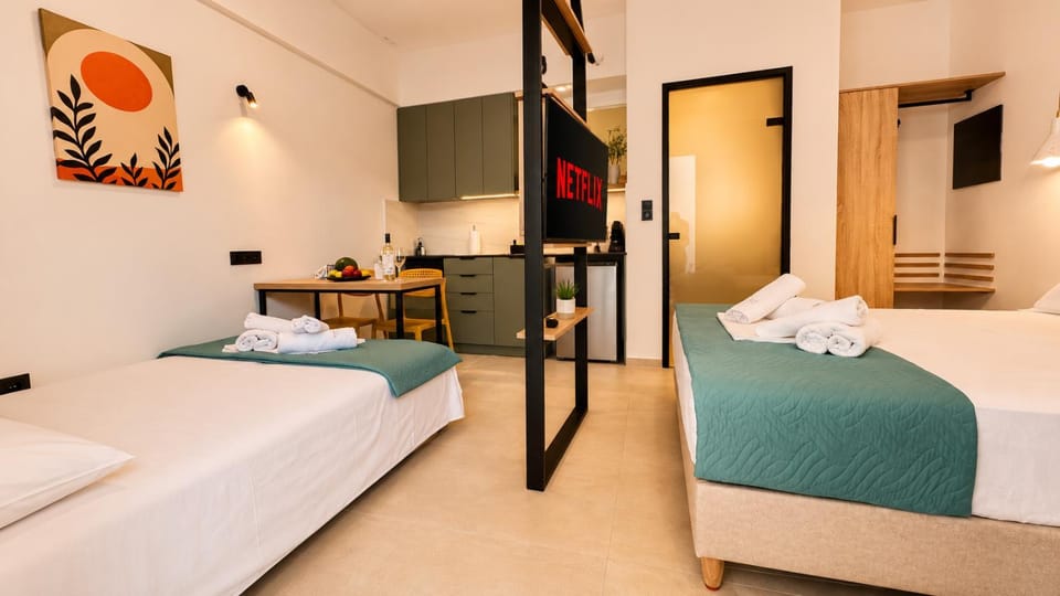 Bed, TV and multimedia, Living room, Photo of the whole room, Seating area, Bedroom