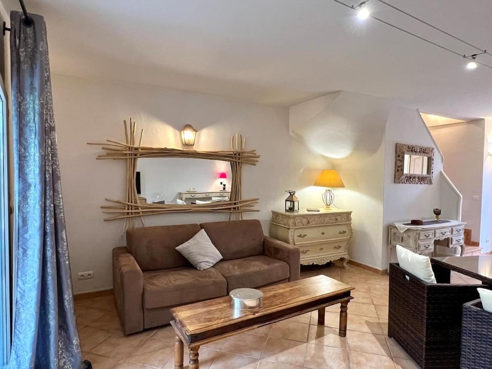 Maison Pont Royal l 6 pers l Pisc l Jardin l Golf House in Mallemort