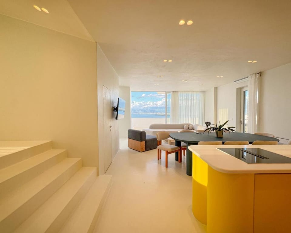 TV and multimedia, Kitchen or kitchenette, Living room, Seating area, Dining area