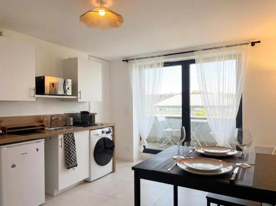 Kitchen or kitchenette, Living room, stove
