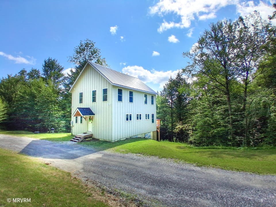 Mountain Home Between Stowe & Sugarbush W Hot Tub House in Fayston