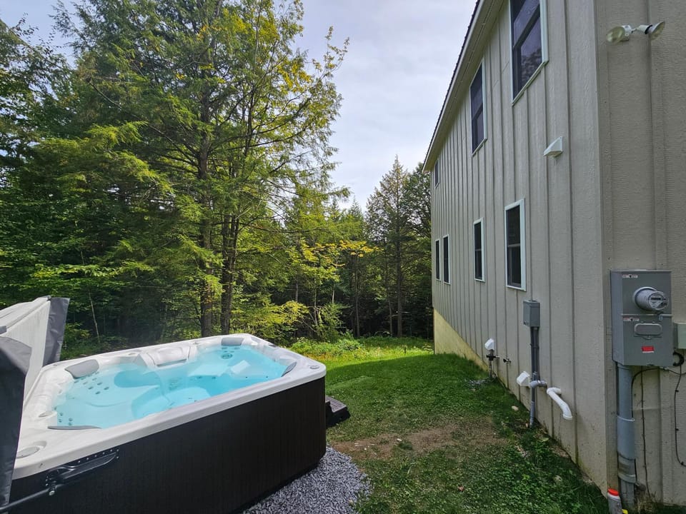 Mountain Home Between Stowe & Sugarbush W Hot Tub House in Fayston