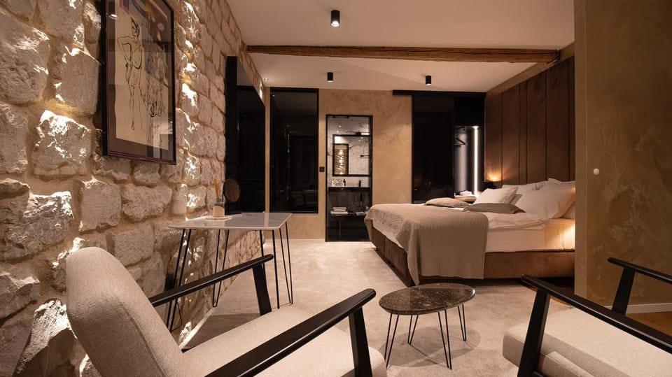 Bed, Seating area, Bedroom