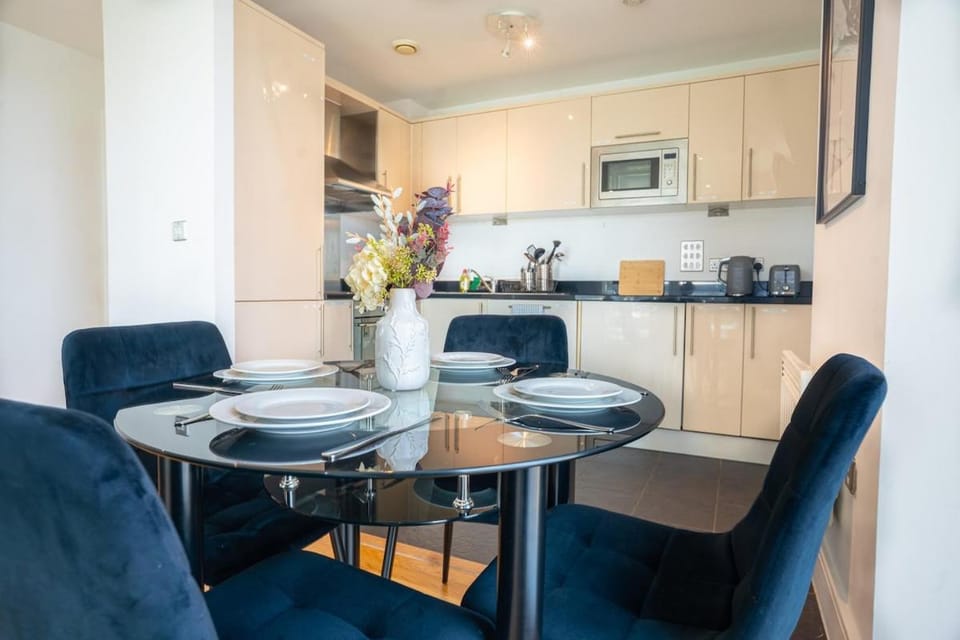 Canary Wharf Skyline Stay 2BR w Massive Balcony Apartment in London