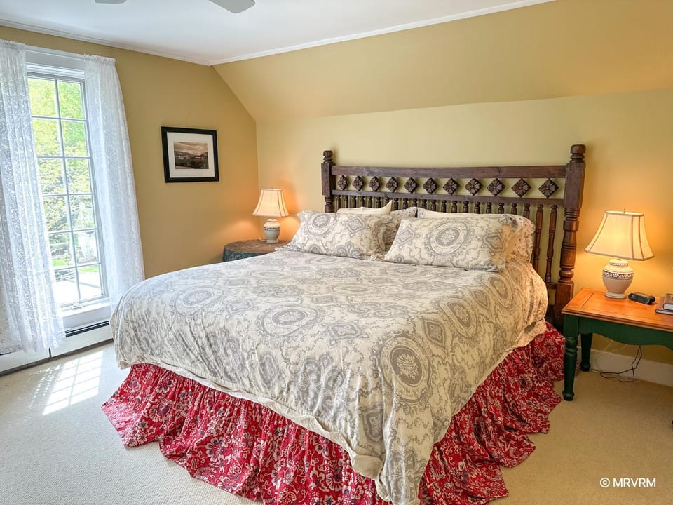 West Hill Farmhouse House in Warren