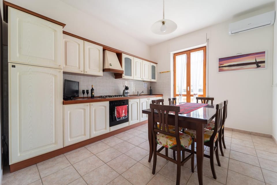 Coffee/tea facilities, Kitchen or kitchenette, Dining area, kitchen