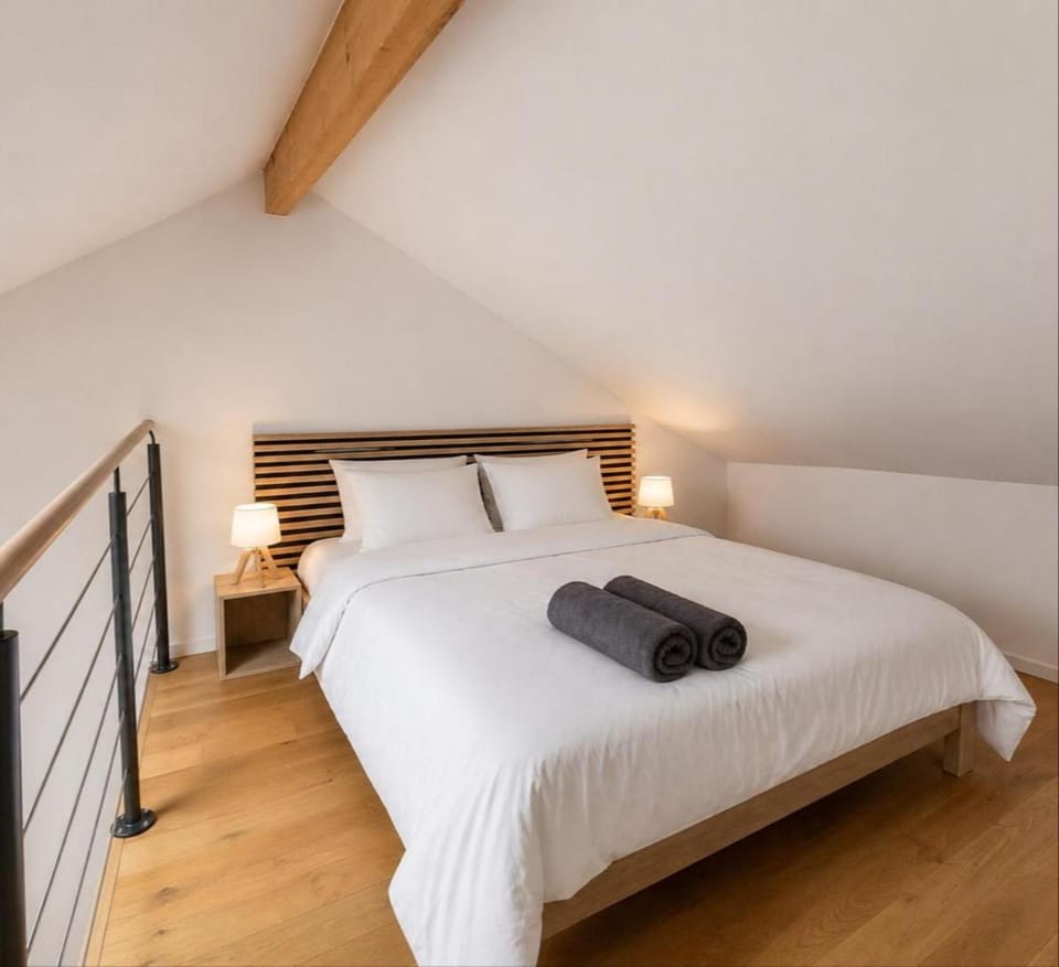 Bed, Photo of the whole room, Bedroom, towels