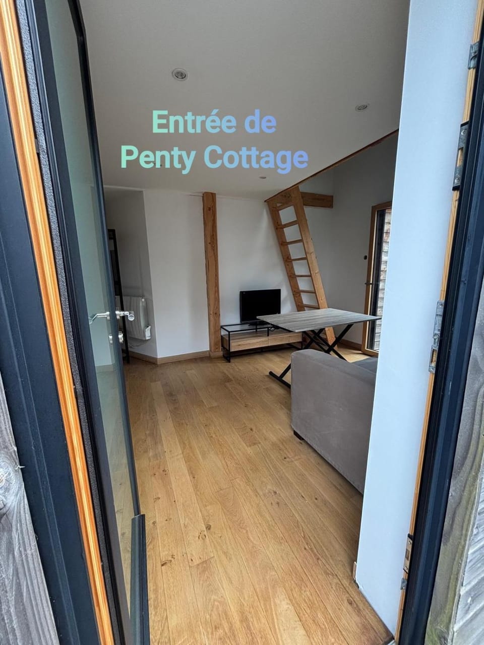 Facade/entrance, TV and multimedia